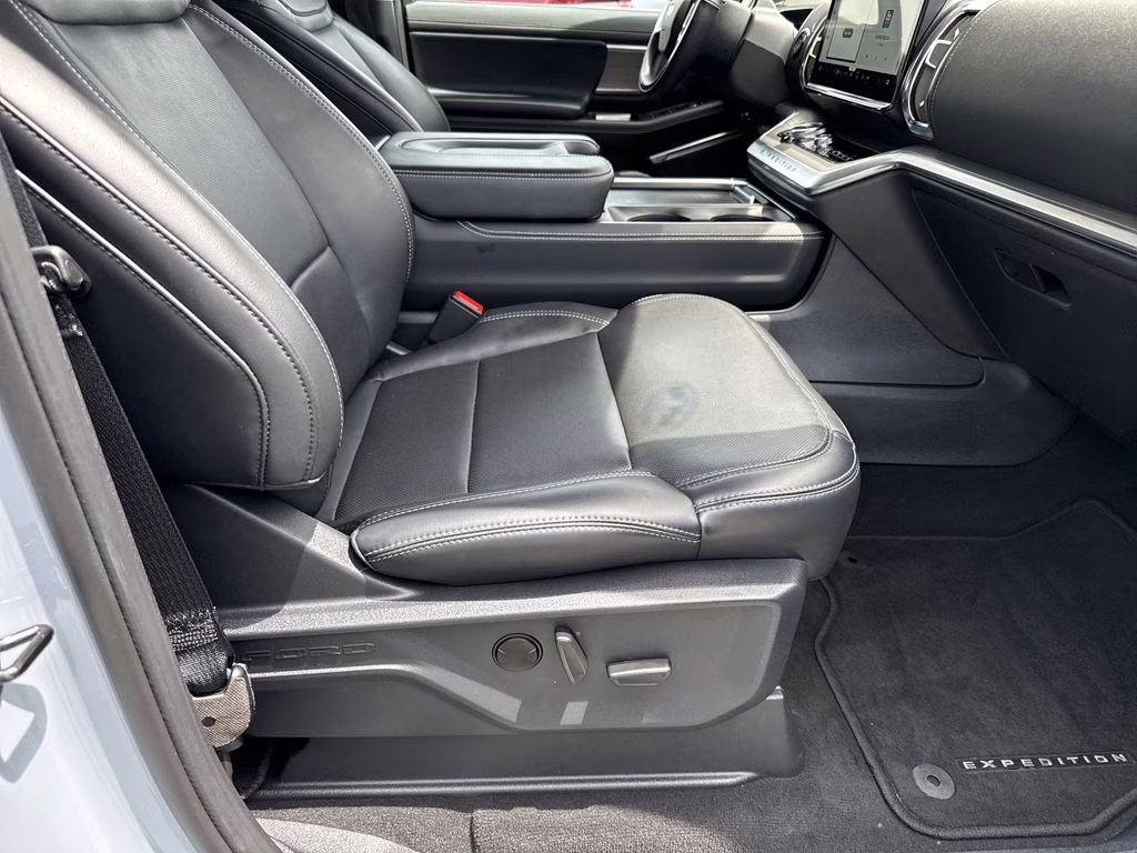 2025 Glacier Gray Metallic TriCoat Ford Expedition Platinum 4X4 SUV