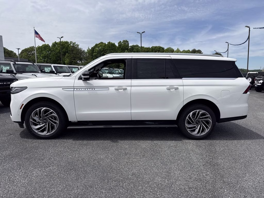 2025 Pristine White Metallic Tri-Coat Lincoln Navigator L Reserve 4X4 SUV