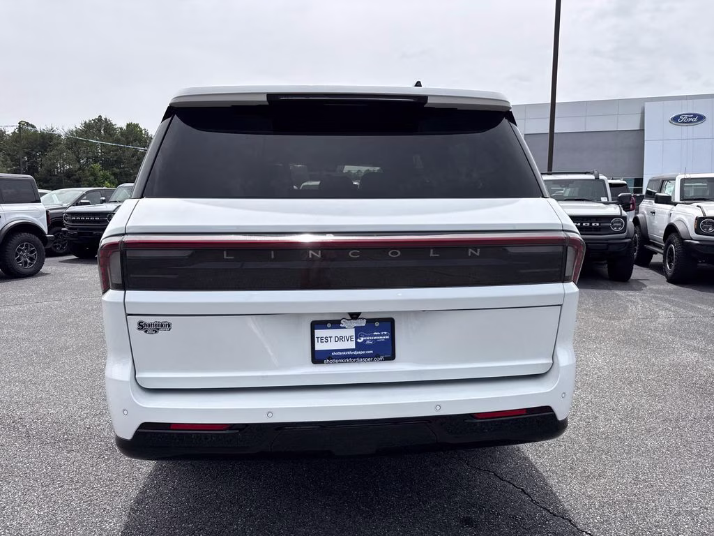 2025 Pristine White Metallic Tri-Coat Lincoln Navigator L Reserve 4X4 SUV
