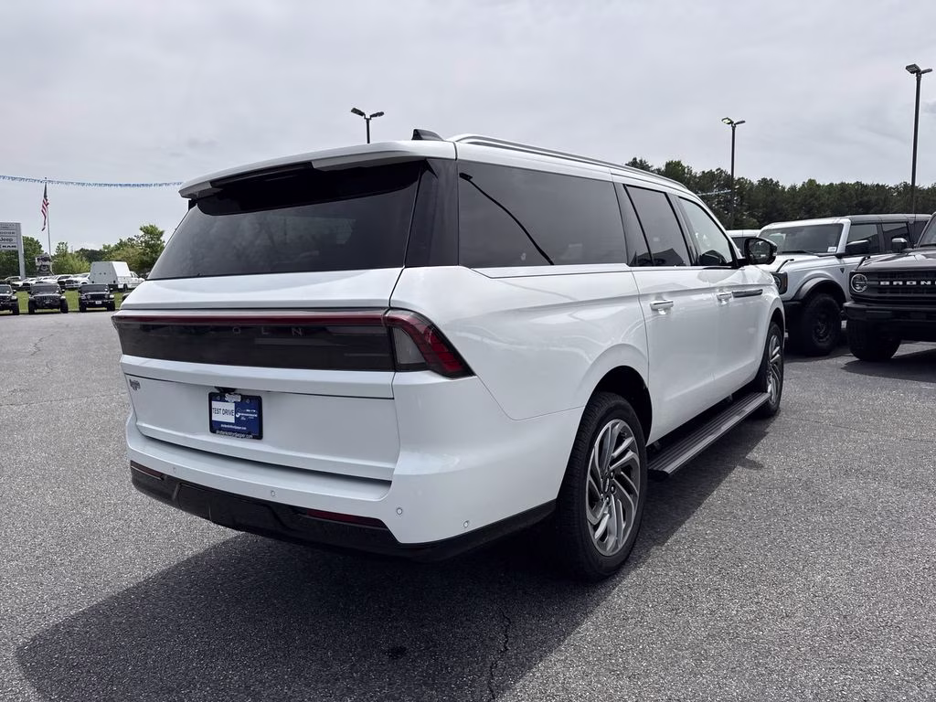2025 Pristine White Metallic Tri-Coat Lincoln Navigator L Reserve 4X4 SUV