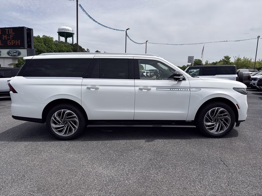 2025 Pristine White Metallic Tri-Coat Lincoln Navigator L Reserve 4X4 SUV