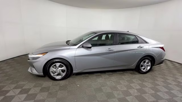 2023 Shimmering Silver Pearl Hyundai Elantra SE FWD Sedan