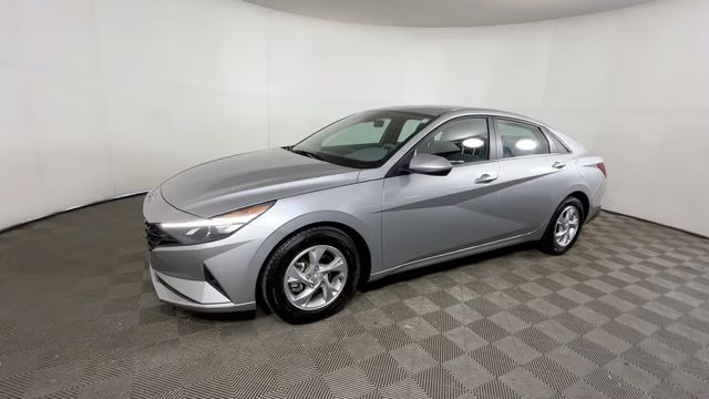 2023 Shimmering Silver Pearl Hyundai Elantra SE FWD Sedan