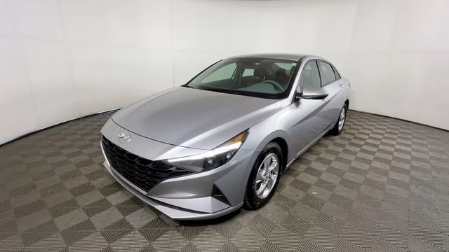 2023 Shimmering Silver Pearl Hyundai Elantra SE FWD Sedan