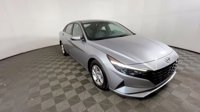 2023 Shimmering Silver Pearl Hyundai Elantra SE FWD Sedan