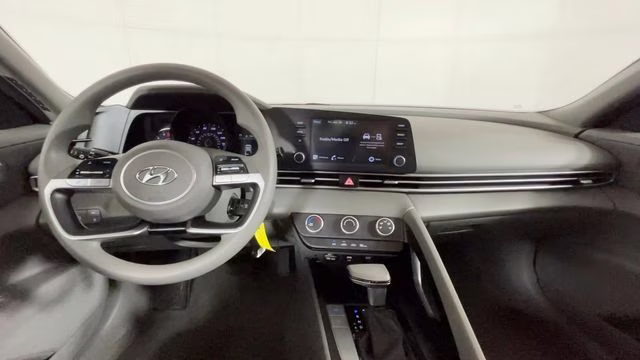 2023 Shimmering Silver Pearl Hyundai Elantra SE FWD Sedan