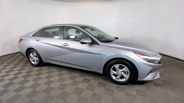 2023 Shimmering Silver Pearl Hyundai Elantra SE FWD Sedan