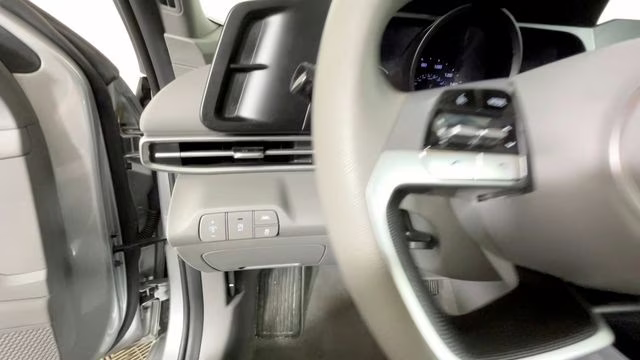 2023 Shimmering Silver Pearl Hyundai Elantra SE FWD Sedan