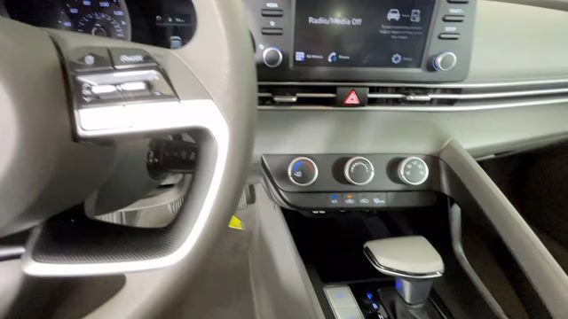 2023 Shimmering Silver Pearl Hyundai Elantra SE FWD Sedan