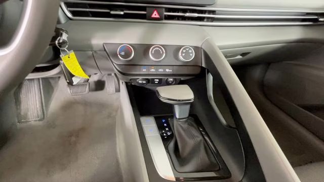 2023 Shimmering Silver Pearl Hyundai Elantra SE FWD Sedan