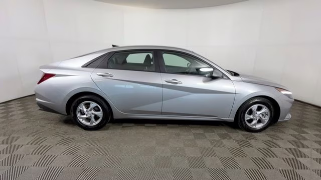 2023 Shimmering Silver Pearl Hyundai Elantra SE FWD Sedan
