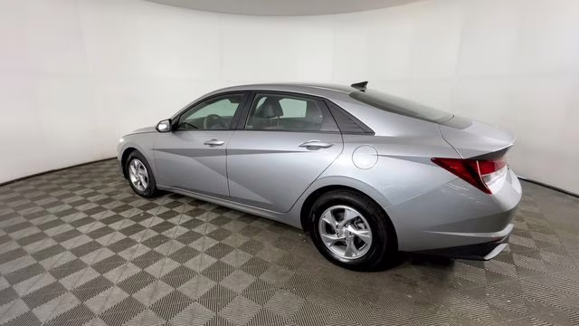 2023 Shimmering Silver Pearl Hyundai Elantra SE FWD Sedan