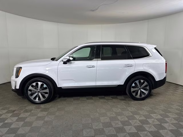 2022 Glacial White Pearl Kia Telluride S AWD SUV