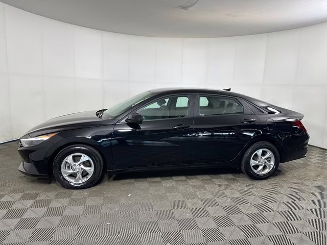 2023 Onyx Black Hyundai Elantra SE FWD Sedan