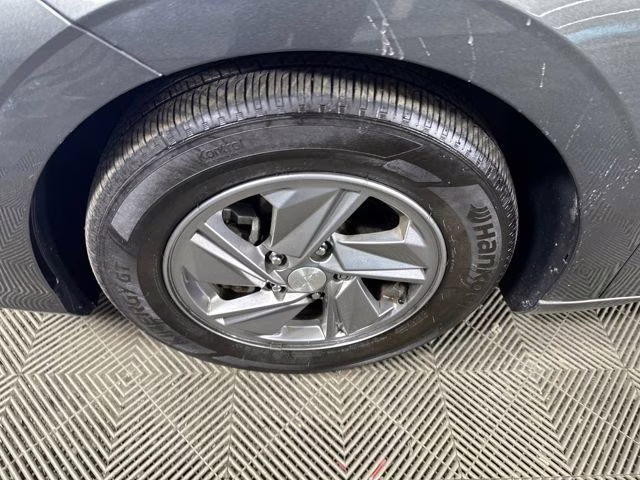 2025 Amazon Gray Hyundai Elantra SE FWD Sedan