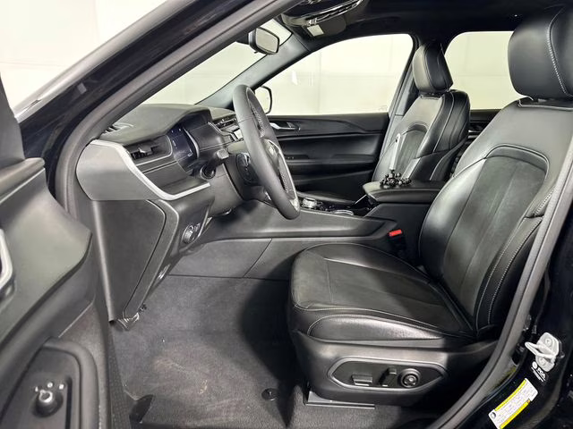 2023 Diamond Black Crystal Pearlcoat Jeep Grand Cherokee L Altitude 4X4 SUV