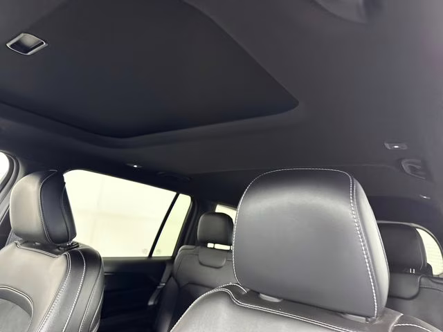 2023 Diamond Black Crystal Pearlcoat Jeep Grand Cherokee L Altitude 4X4 SUV