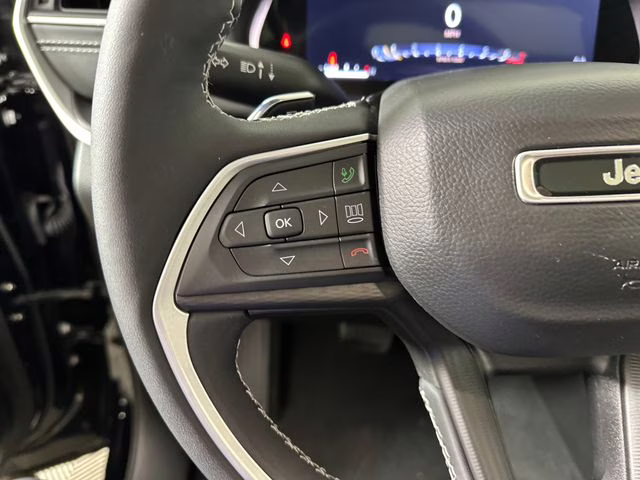 2023 Diamond Black Crystal Pearlcoat Jeep Grand Cherokee L Altitude 4X4 SUV