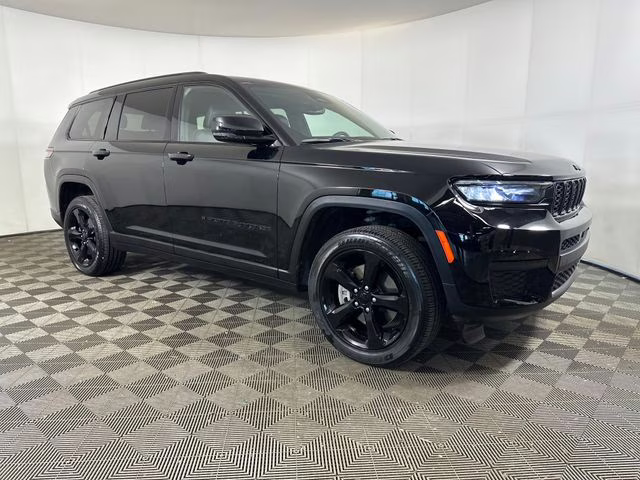 2023 Diamond Black Crystal Pearlcoat Jeep Grand Cherokee L Altitude 4X4 SUV