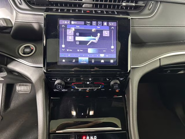 2023 Diamond Black Crystal Pearlcoat Jeep Grand Cherokee L Altitude 4X4 SUV