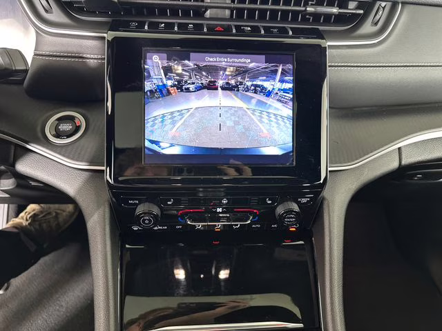 2023 Diamond Black Crystal Pearlcoat Jeep Grand Cherokee L Altitude 4X4 SUV