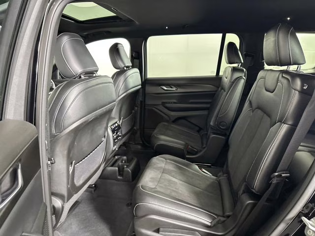 2023 Diamond Black Crystal Pearlcoat Jeep Grand Cherokee L Altitude 4X4 SUV