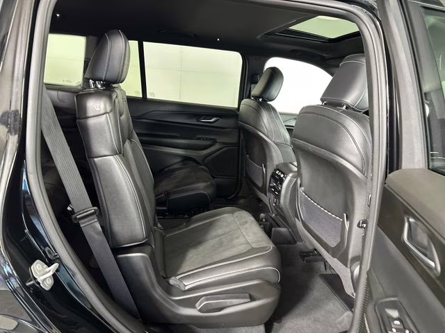2023 Diamond Black Crystal Pearlcoat Jeep Grand Cherokee L Altitude 4X4 SUV