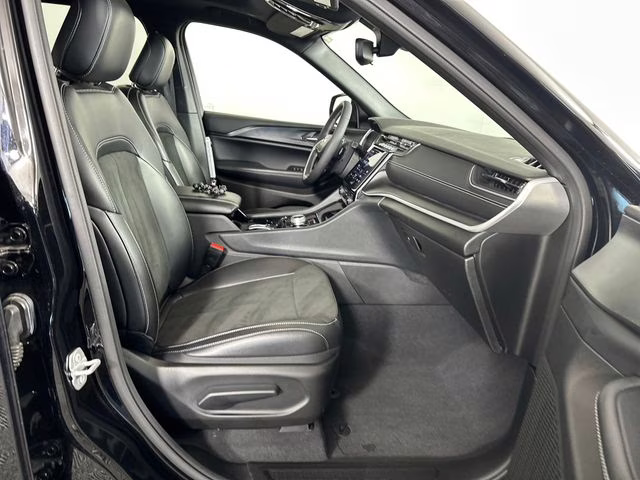 2023 Diamond Black Crystal Pearlcoat Jeep Grand Cherokee L Altitude 4X4 SUV