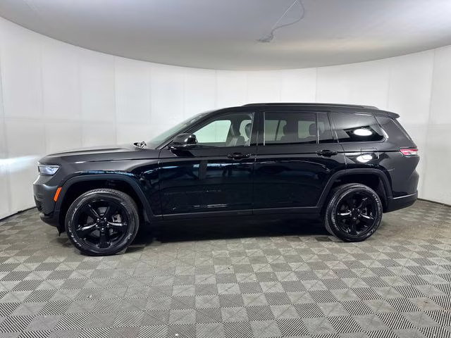 2023 Diamond Black Crystal Pearlcoat Jeep Grand Cherokee L Altitude 4X4 SUV