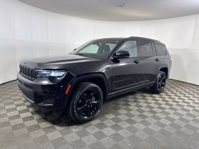 2023 Diamond Black Crystal Pearlcoat Jeep Grand Cherokee L Altitude 4X4 SUV