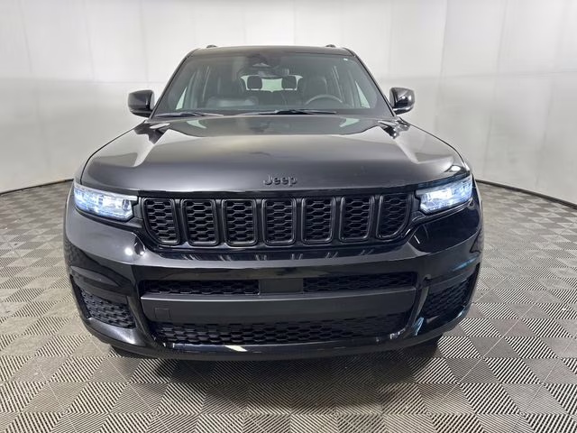 2023 Diamond Black Crystal Pearlcoat Jeep Grand Cherokee L Altitude 4X4 SUV