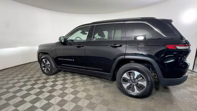 2023 Diamond Black Crystal Pearlcoat Jeep Grand Cherokee 4xe 4X4 SUV
