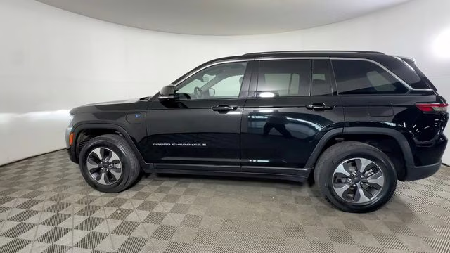 2023 Diamond Black Crystal Pearlcoat Jeep Grand Cherokee 4xe 4X4 SUV