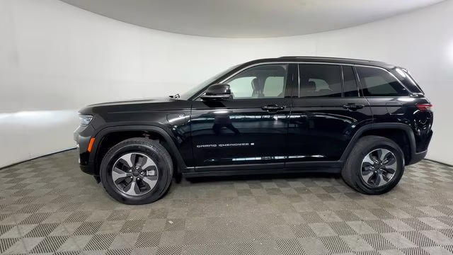 2023 Diamond Black Crystal Pearlcoat Jeep Grand Cherokee 4xe 4X4 SUV