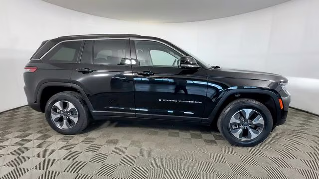 2023 Diamond Black Crystal Pearlcoat Jeep Grand Cherokee 4xe 4X4 SUV