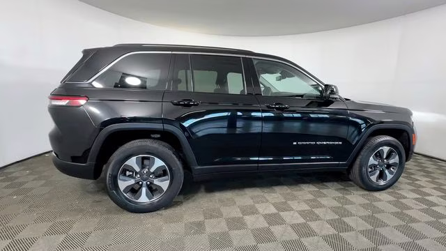 2023 Diamond Black Crystal Pearlcoat Jeep Grand Cherokee 4xe 4X4 SUV