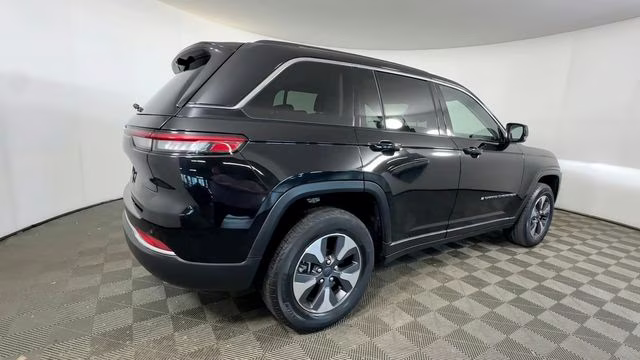 2023 Diamond Black Crystal Pearlcoat Jeep Grand Cherokee 4xe 4X4 SUV