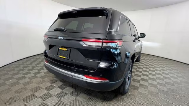 2023 Diamond Black Crystal Pearlcoat Jeep Grand Cherokee 4xe 4X4 SUV