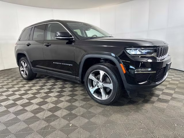 2023 Diamond Black Crystal Pearlcoat Jeep Grand Cherokee 4xe 4X4 SUV