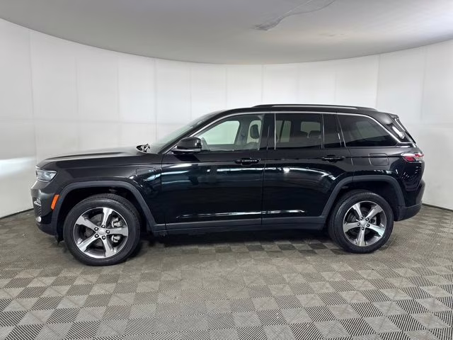 2023 Diamond Black Crystal Pearlcoat Jeep Grand Cherokee 4xe 4X4 SUV