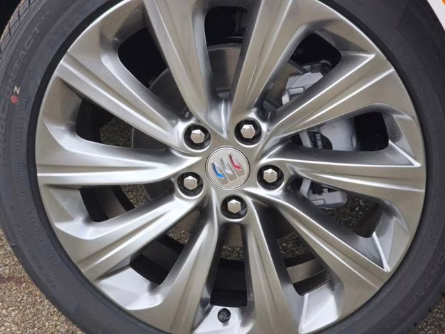2026 White Frost Tricoat Buick Envista Avenir FWD SUV
