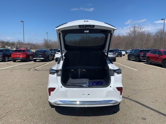 2026 White Frost Tricoat Buick Envista Avenir FWD SUV