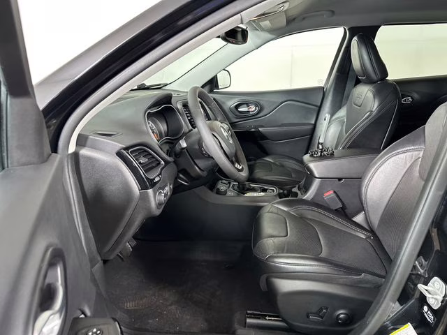 2023 Diamond Black Crystal Pearlcoat Jeep Cherokee Altitude 4X4 SUV