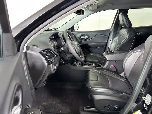 2023 Diamond Black Crystal Pearlcoat Jeep Cherokee Altitude 4X4 SUV