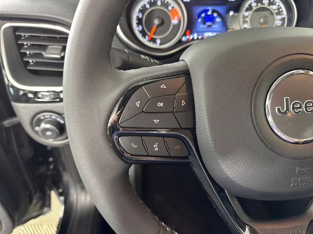2023 Diamond Black Crystal Pearlcoat Jeep Cherokee Altitude 4X4 SUV