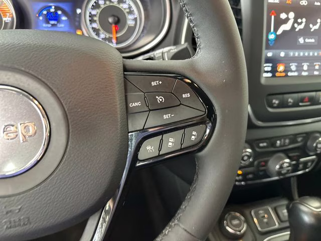 2023 Diamond Black Crystal Pearlcoat Jeep Cherokee Altitude 4X4 SUV
