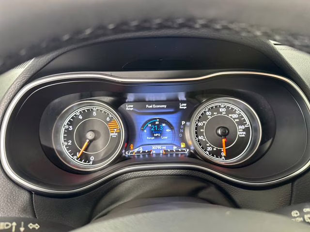 2023 Diamond Black Crystal Pearlcoat Jeep Cherokee Altitude 4X4 SUV