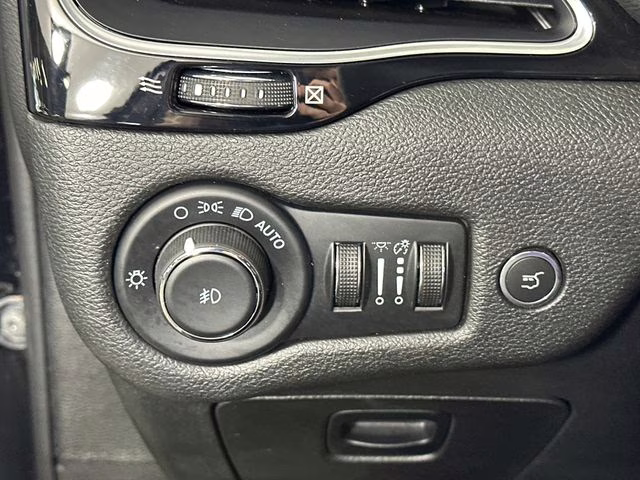 2023 Diamond Black Crystal Pearlcoat Jeep Cherokee Altitude 4X4 SUV