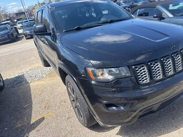 2018 Diamond Black Crystal Pearlcoat Jeep Grand Cherokee Altitude 4X4 SUV