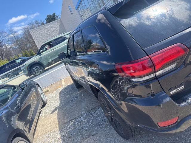 2018 Diamond Black Crystal Pearlcoat Jeep Grand Cherokee Altitude 4X4 SUV